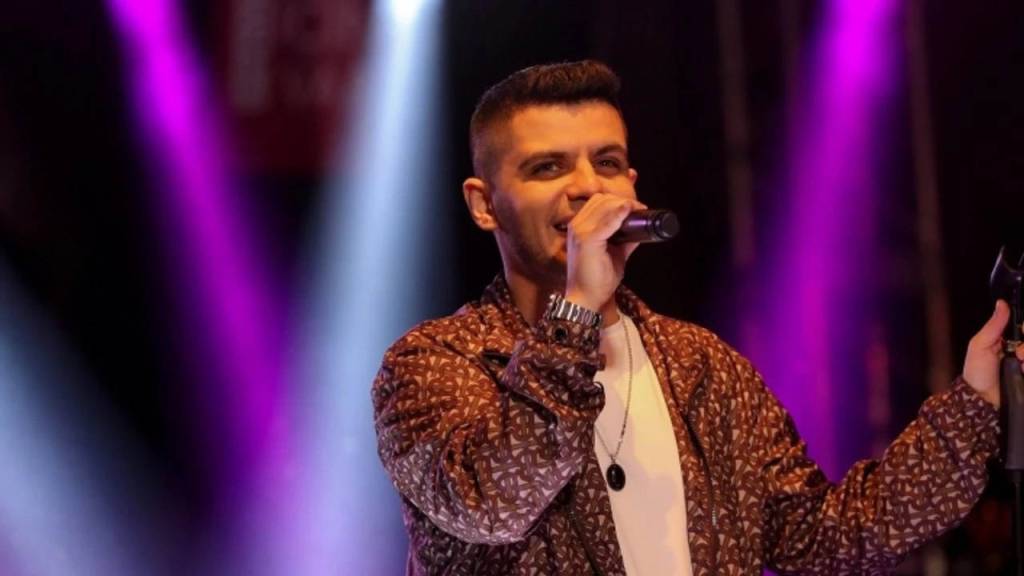 Bilal Sonses’in menajerine ait telefon numarası ve e-posta bilgilerinin yer aldığı iletişim afişi